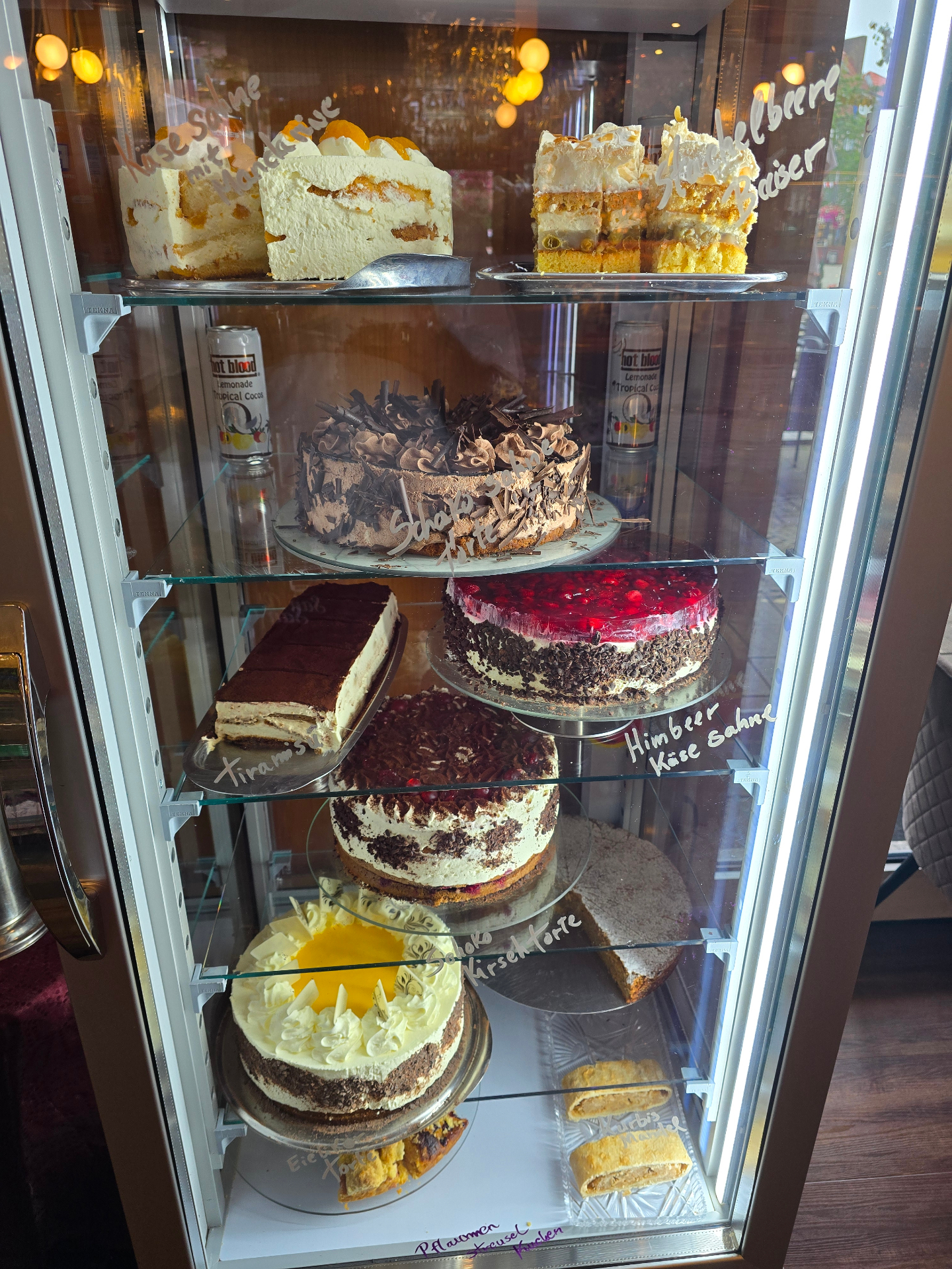 Unsere Kuchenvitrine — Käse-Sahne, Tiramisu, Schoko-Sahne, Himbeer-Käse-Sahne und mehr